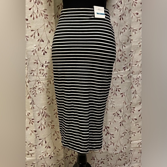 Old Navy - Women’s Pencil Skirt (NWT) - Picture 2 of 7